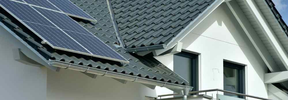 Neue Solaranlage auf einem neu errichteten moderen Wohnhaus